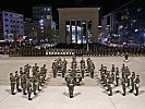 Die Militärmusik Tirol unter der Leitung von Militärkapellmeister Oberst Hannes Apfolterer spielt den "Großen Österreichischen Zapfenstreich" in Innsbruck.