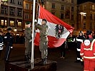 Die Bundesdienstflagge wird gehisst.