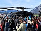 Vor dem "Black Hawk" S-70 bildeten sich lange Schlangen um einen kurzen Blick ins Cockpit zu werfen.