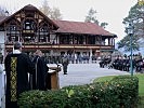 Der Gottesdienst wird vor dem Urichhaus gefeiert.