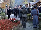 Landesrat Tratter und Generalmajor Bauer legen Kränze nieder.