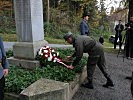 Major Michael Köck legt beim Kaiserjägerdenkmal den Kranz des Jägerbataillons 23 nieder.