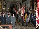 Einmarsch der Fahnen zur Messe in der Stiftskirche zu St. Peter.