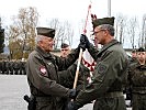 Symbolische Übergabe des Kommandos über das Salzburger Radarbataillon durch Brigadier Rupert Stadlhofer (l.) an Oberst Markus Kronreif.