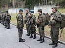 Brigadier Wörgötter bei seiner Dienstaufsicht mit Milizsoldaten im Gespräch.