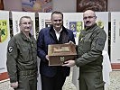 Militärkommandant Brigadier Jawurek, r., überreichte ein Geschenk der Verbände.