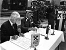 Unterzeichnung der Urkunde anlässlich der Partnerschaftsbegründung zwischen dem Raiffeisenverband Salzburg und dem Militärkommando Salzburg vor 25 Jahren.