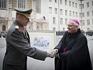 Akademiekommandant Generalmajor Karl Pronhagl überreichte vor dem Festakt Bischof Werner Freistetter ein Bild im Burghof der Militärakademie.