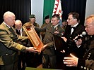 Der Tiroler Militärkapellmeister Oberst Johannes Apfolterer, l., komponierte den Marsch "Forward together - Gemeinsam voran".