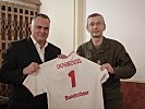 Militärkommandant Kurt Wagner überreichte dem Minister ein Fußballtrikot im Militärkommando-Design.