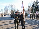 Landeshauptmann Haslauer übergab die Fahne an den Kommandanten des Jägerbataillons 8, Oberst Haselwanter.