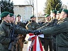 Die Soldaten wurden an der neuen Fahne angelobt.