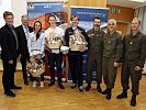 Landessportdirektor Arno Arthofer, LH Peter Kaiser, Lara Vadlau, Alexander Gehbauer, Florian Berg, Leiter des HSLZ Faak am See Offiziersstellvertreter Andreas Lindner, Brigadier Walter Gitschthaler und Oberst Christian Krammer.