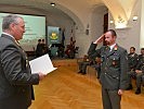 Brigadier Segur-Cabanac überreichte den Teilnehmern das Dekret.