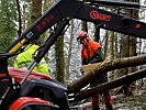 Die Soldaten helfen, Gemeindestraßen und Zufahrtswege wieder befahrbar zu machen.