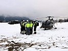 Feuerwehrflughelfer und Kelag-Mitarbeiter beim Briefing mit den Piloten.