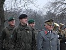 Generalmajor Winkelmayer, r., und Brigadier Baranyai bei der Kommandoübergabe im Bruckneudorf.