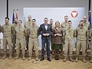 Die Minister Kunasek und Kneissl mit den Soldaten.