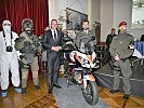 Verteidigungsminister Kunasek und Oberst Loschek mt Soldaten des Kommandos Militärstreife und Militärpolizei.