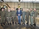 Der Minister mit den Soldaten des Fliegerhorstes.