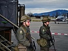 Rekrut Jodok Sohm, l., und Rekrut Maximilian Huber bewachen Radaranlagen und Luftfahrzeuge am Flugplatz Hohenems.