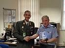 Der Direktor des "Defence Centre for Languages and Culture", Wing Commander Clive Smith, mit Oberst Thomas Fronek.