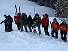 Nach der Suche mit den LVS-Geräten kamen die Sondiergruppen zum Einsatz.