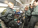 Angehörige der Luftstreitkräfte in einem der Module zum Transport von Patienten.