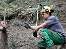 Peter Zink von der Wildbach- und Lawinenverbauung erteilt als Vorarbeiter die Arbeitsaufträge.