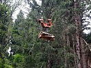 Der Seilkran transportiert das Baumaterial mit Lasten von bis zu 3 Tonnen zur Baustelle.