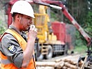 Wachtmeister Mario Rumpold achtet auf lauernde Gefahren beim Arbeiten im Steilgelände.