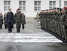 Abschreiten der Front durch die Vertreter von Politik und Militär.