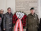 Landstreitkräfte-Kommandant Generalleutnant Franz Reißner mit Vertretern des Dokumentationsarchiv des Österreichischen Widerstandes.