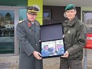 Oberst Pritz überreichte Brigadier Hufler ein Abschiedsgeschenk.