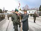 Brigadier Hufler, r. übergibt Oberst Pritz die Insignie des Militärkommandos.