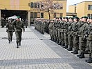 Oberst Gerhard Pfeifer und Hauptmann Verena Plattner beim Abschreiten der Front.