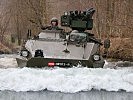 Diese Soldatin, l., kommandiert einen "Pandur"-Radpanzer und eine Jägergruppe.