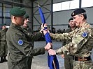 Generalmajor Martin Dorfer, l., bekommt von General James Everard das Kommando übertragen.