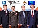 Jochen Rehrl, Viktor Tarasov von der Ukrainischen Verteidigungsuni, Reinhard Trischak und der stellvertretende Verteidigungsminister der Ukraine, Ivan Rusnak.