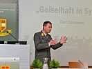 Brigadier Rotheneder, Leiter des Instituts, begrüßt die Gäste.