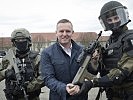 Verteidigungminister Kunasek übergab die neuen Sturmgewehre an die Soldaten des Kommandos Militärstreife und Militärpolizei.