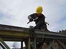 Ein Salzburger Pionier beim Abbau der Bailey-Brücke.