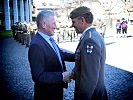 Landesrat Erich Schwärzler bedankt sich bei Militärkommandant Brigadier Ernst Konzett für die gute Zusammenarbeit.