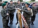 V.l.: Die Rekruten Mercedes Halbig, Max Pfeffer, Sven Mayrhofer und Darleen Weiss leisteten ihr Gelöbnis am Feldzeichen.