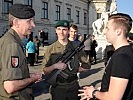 Brigadier Kurt Wagner im Gespräch mit interessierten Angehörigen.