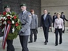 Am Ehrendenkmal der Bundeswehr legten die beiden Minister einen Kranz nieder.