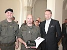 Der Generalsekretär des Bundesministeriums für Landesverteidigung, Wolfgang Baumann, r., der Kommandant der Heerestruppenschule, Brigadier Jürgen Baranyai und der "Soldat des Jahres" der Heerestruppenschule, Offiziersstellvertreter Grapa, m.