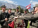 Mit der Hand an der Fahne wird von den Rekruten stellvertretend für ihre Kameraden das Gelöbnis gesprochen.