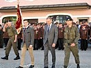 Abschreiten der Front. v.l.n.r. Bürgermeister Mair, Landeshauptmann Stelzer, OberstdG Fuchs.