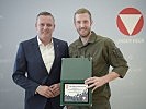 Mario Kunasek mit Zugsführer Dominik Landertinger.